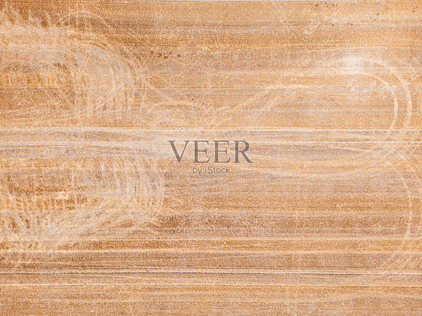 收割后的麦田航拍：拖拉机车轮印背景照片摄影图片