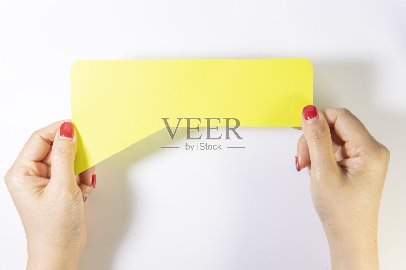 手里拿着一块广告牌照片摄影图片