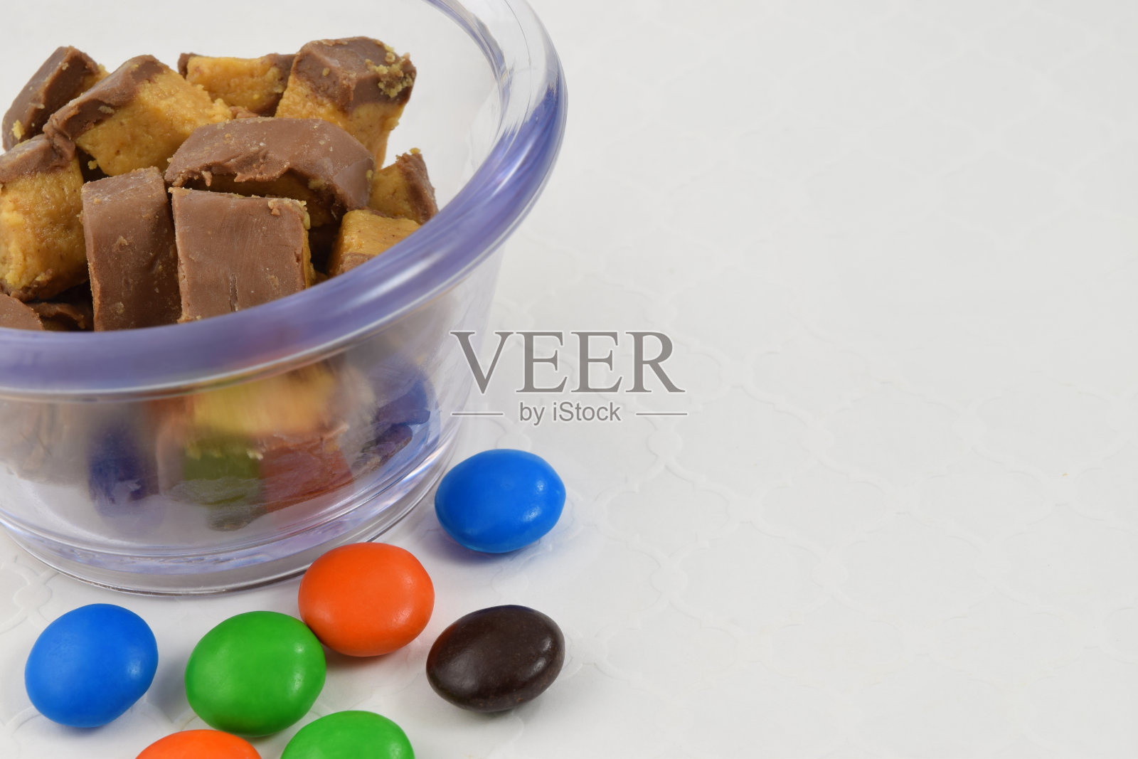 彩色巧克力和花生黄油糖果，有复印空间照片摄影图片