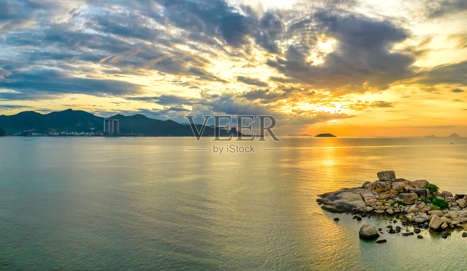 越南芽庄Hon Chong cape的日出景观照片摄影图片