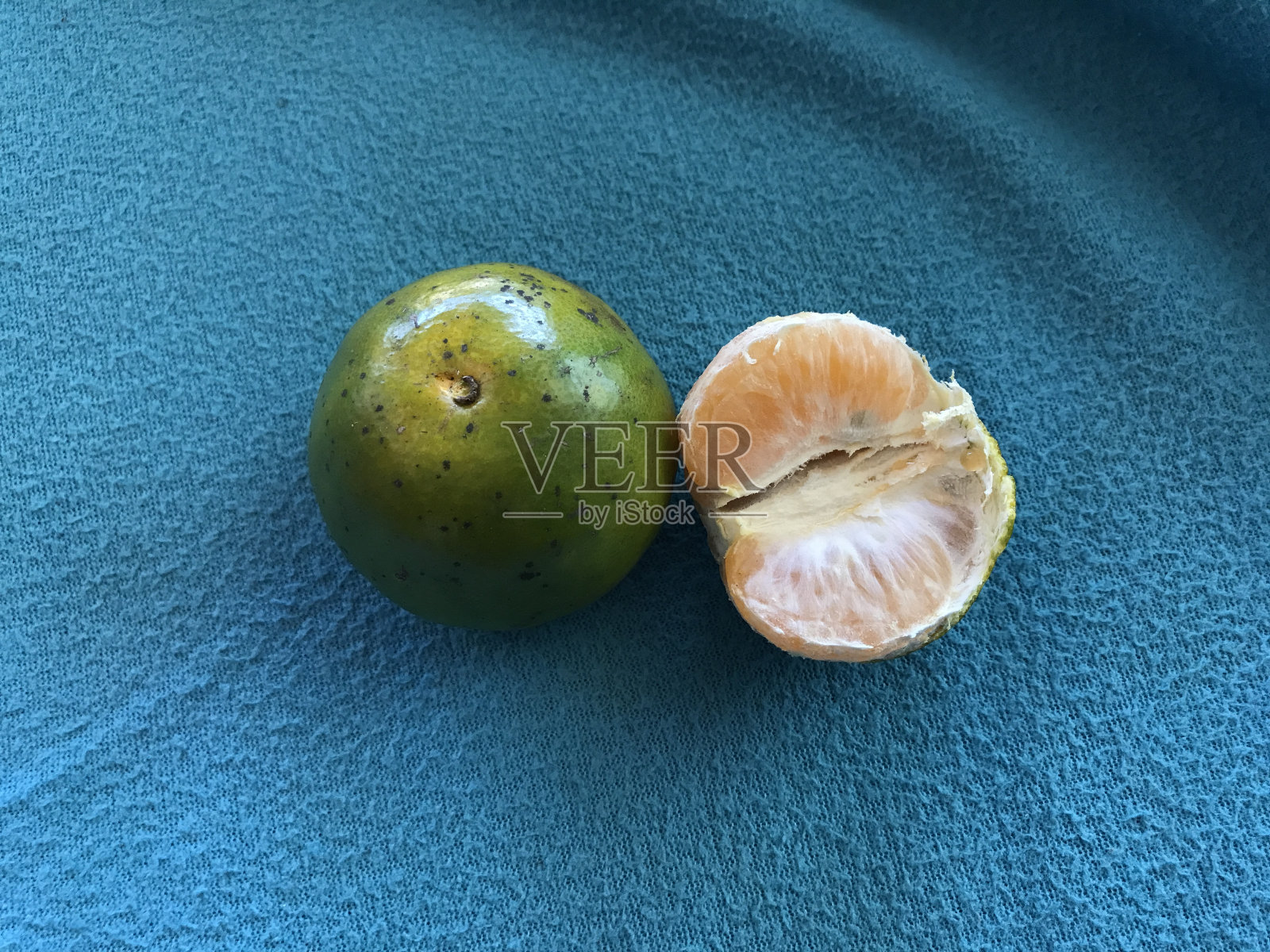 蓝色背景下的橘色水果清新自然照片摄影图片