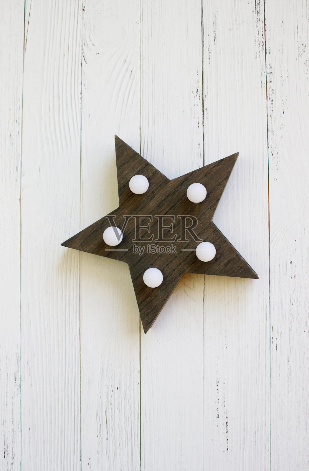 质朴的圣诞装饰和木制风格背景上的串灯照片摄影图片