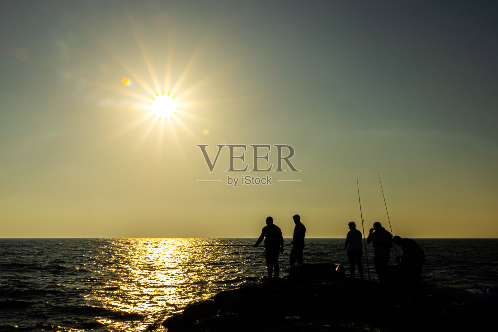 阳光明媚的渔民捕鱼场景照片摄影图片