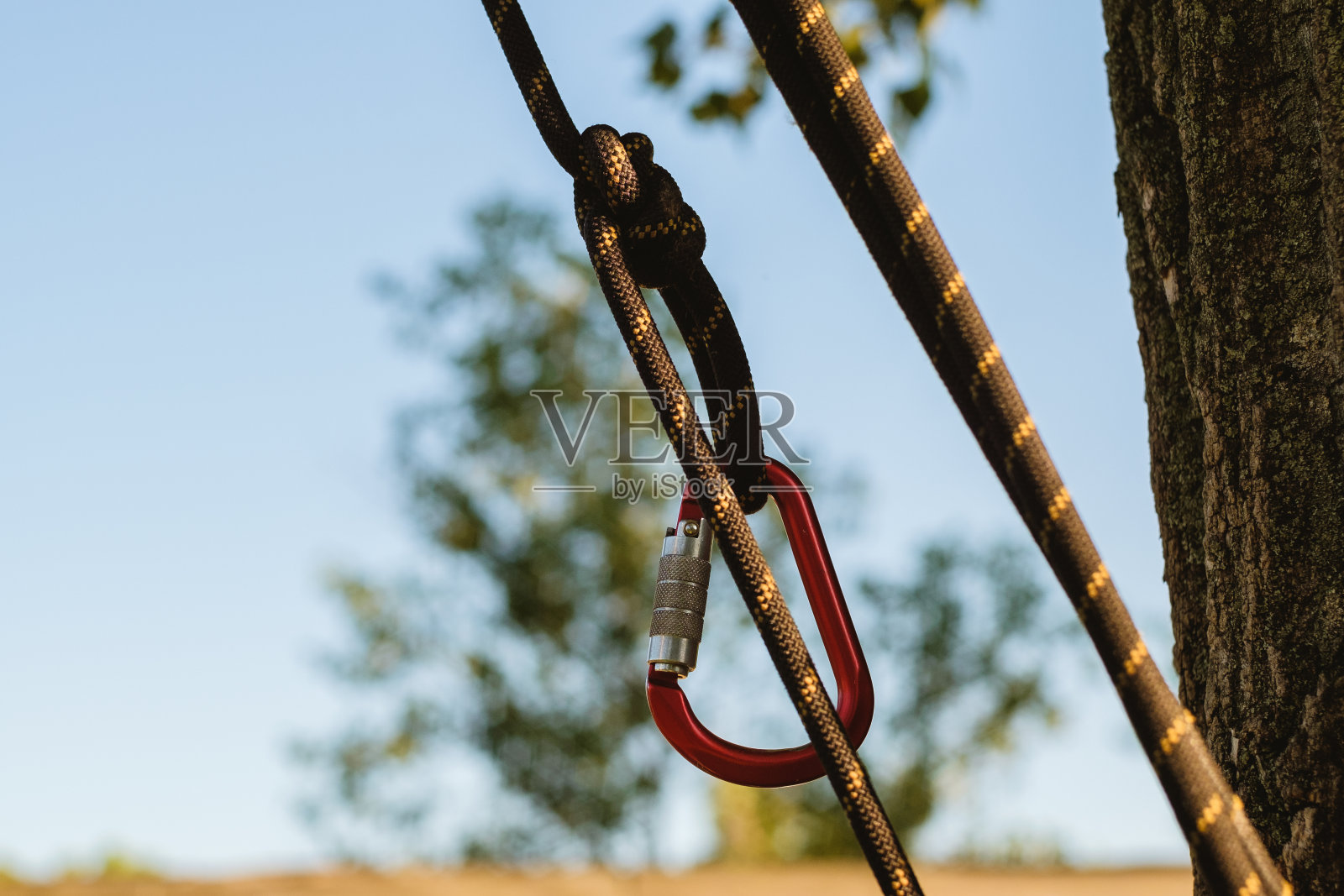 与离合器卡宾枪。登山装备:登山和登山用的装备安全绳照片摄影图片