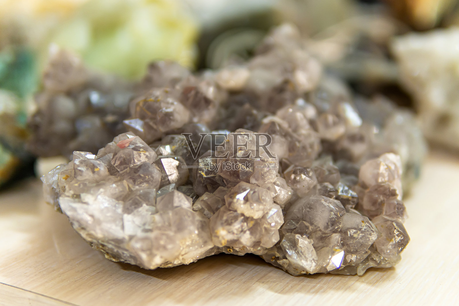 水晶石宏，紫水晶石英粗照片摄影图片