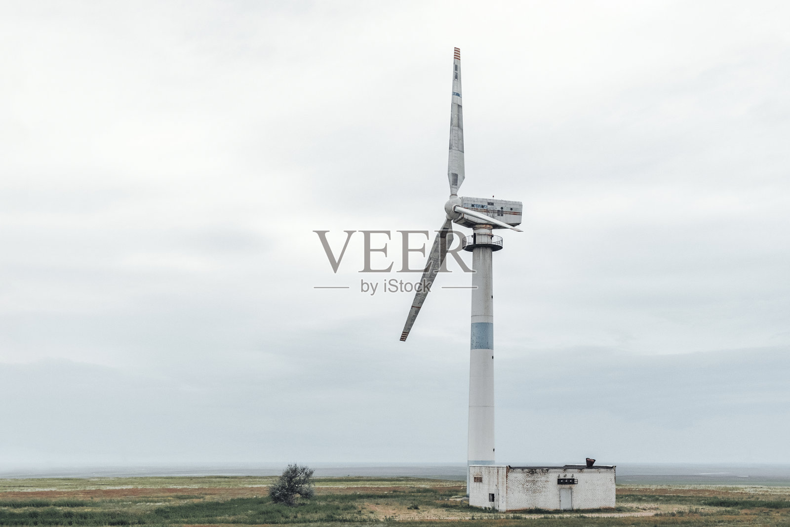 多云的大草原上的风力涡轮机照片摄影图片