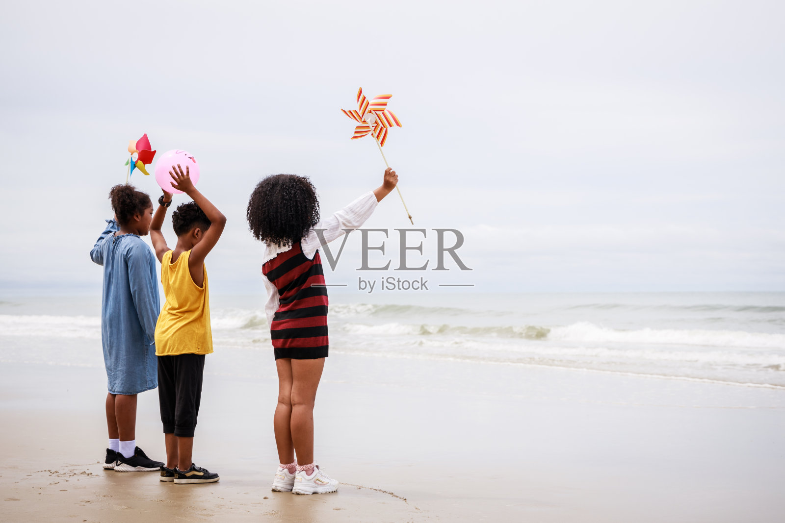 沙滩上一群非洲裔美国孩子的侧视图。种族多元化的概念照片摄影图片