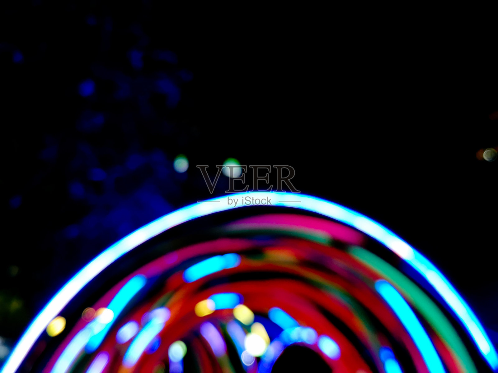 离焦抽象模糊艺术多色光条纹在黑暗的背景照片摄影图片