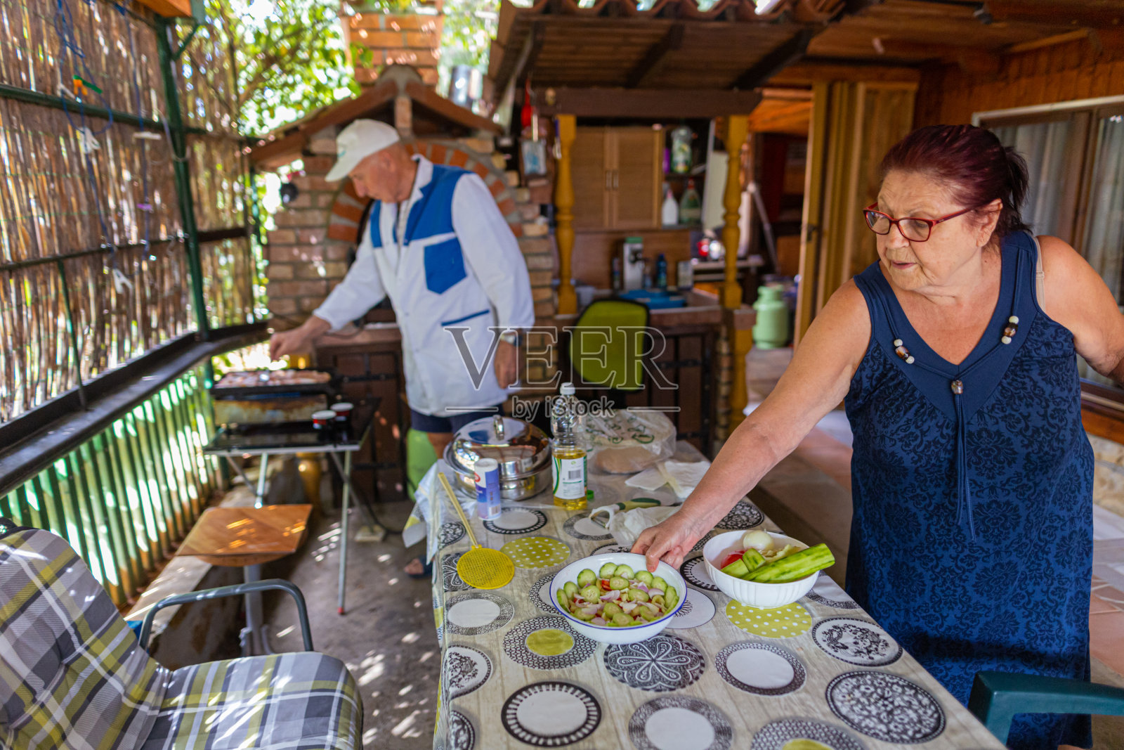 老夫妇准备食物照片摄影图片