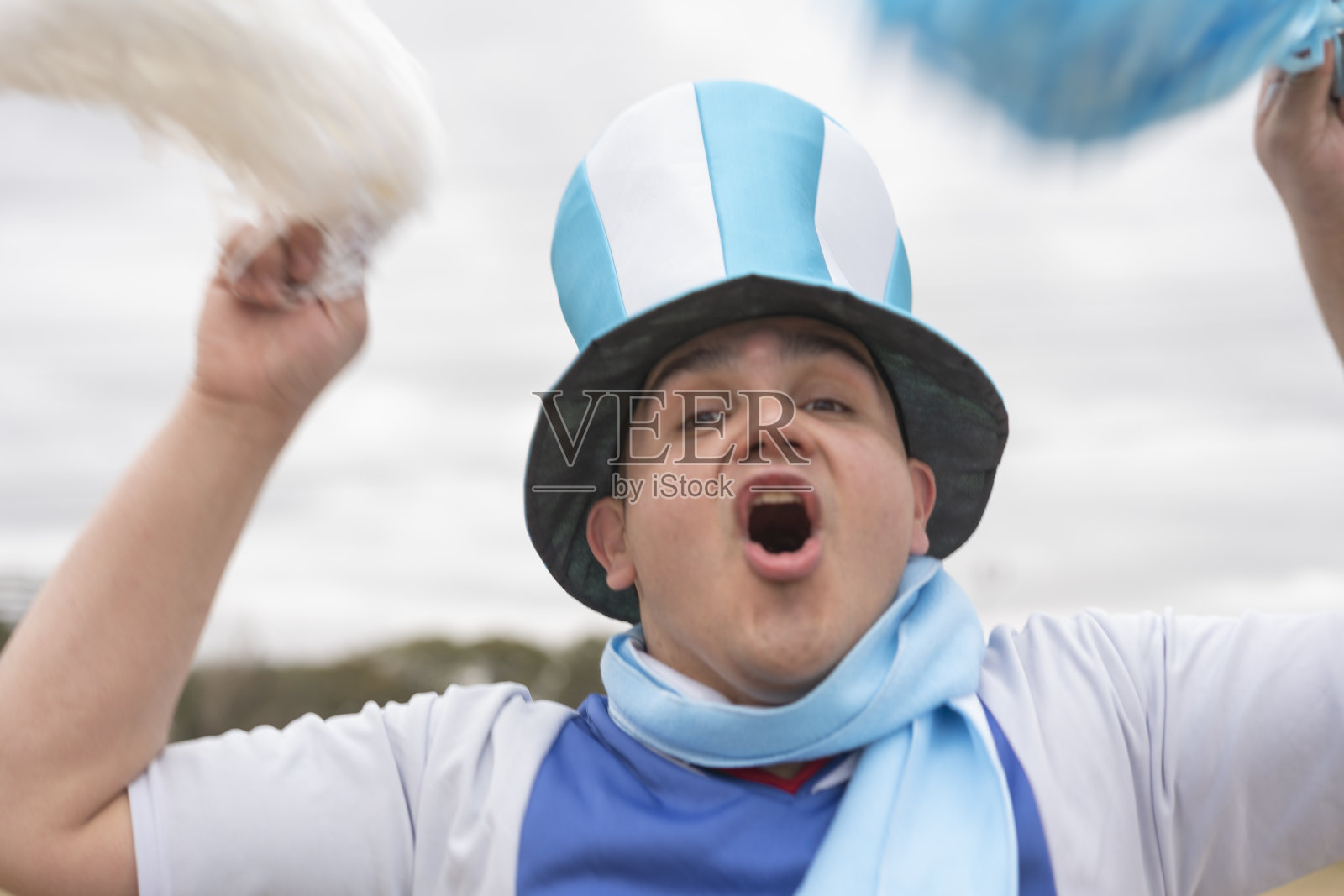 快乐的智障阿根廷人在足球比赛中庆祝和呼喊的肖像照片摄影图片