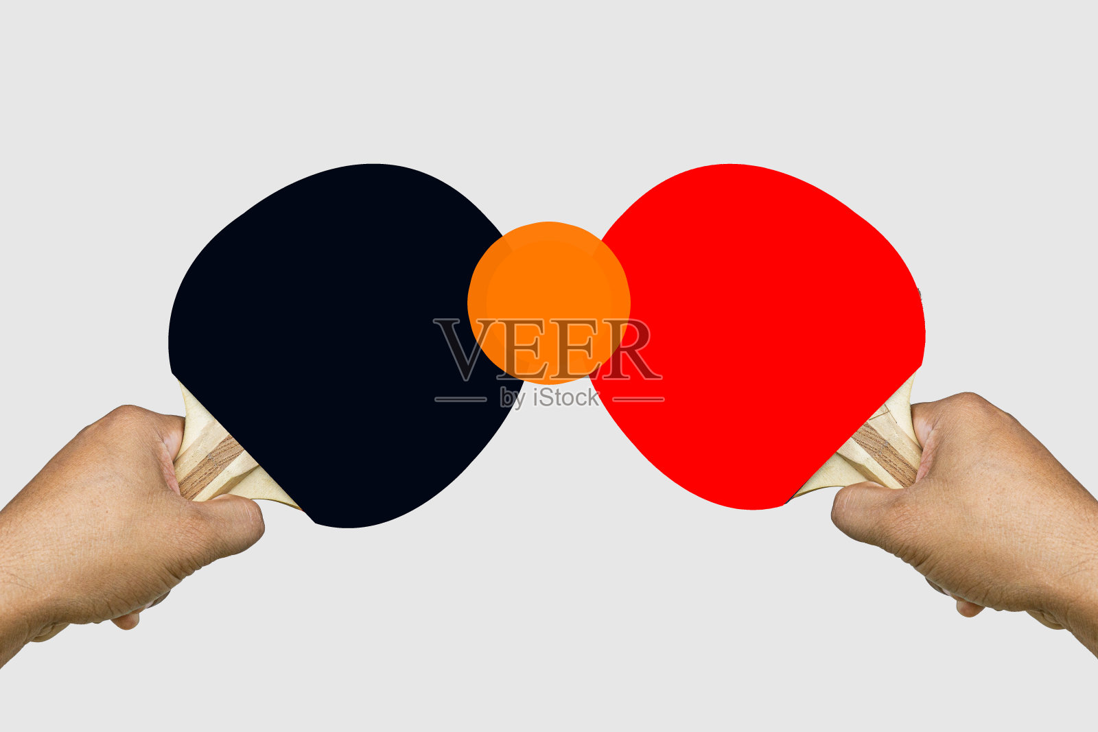 手持一对黑红相间的乒乓球拍和橙色的球，孤立在白色的背景上照片摄影图片