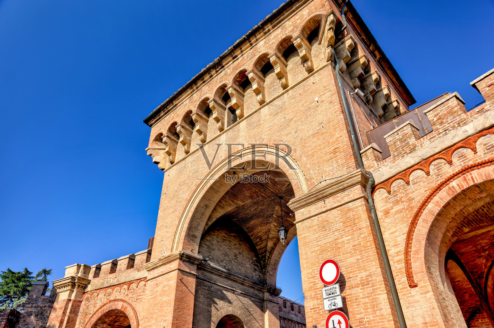 博洛尼亚的城门和中世纪建筑照片摄影图片