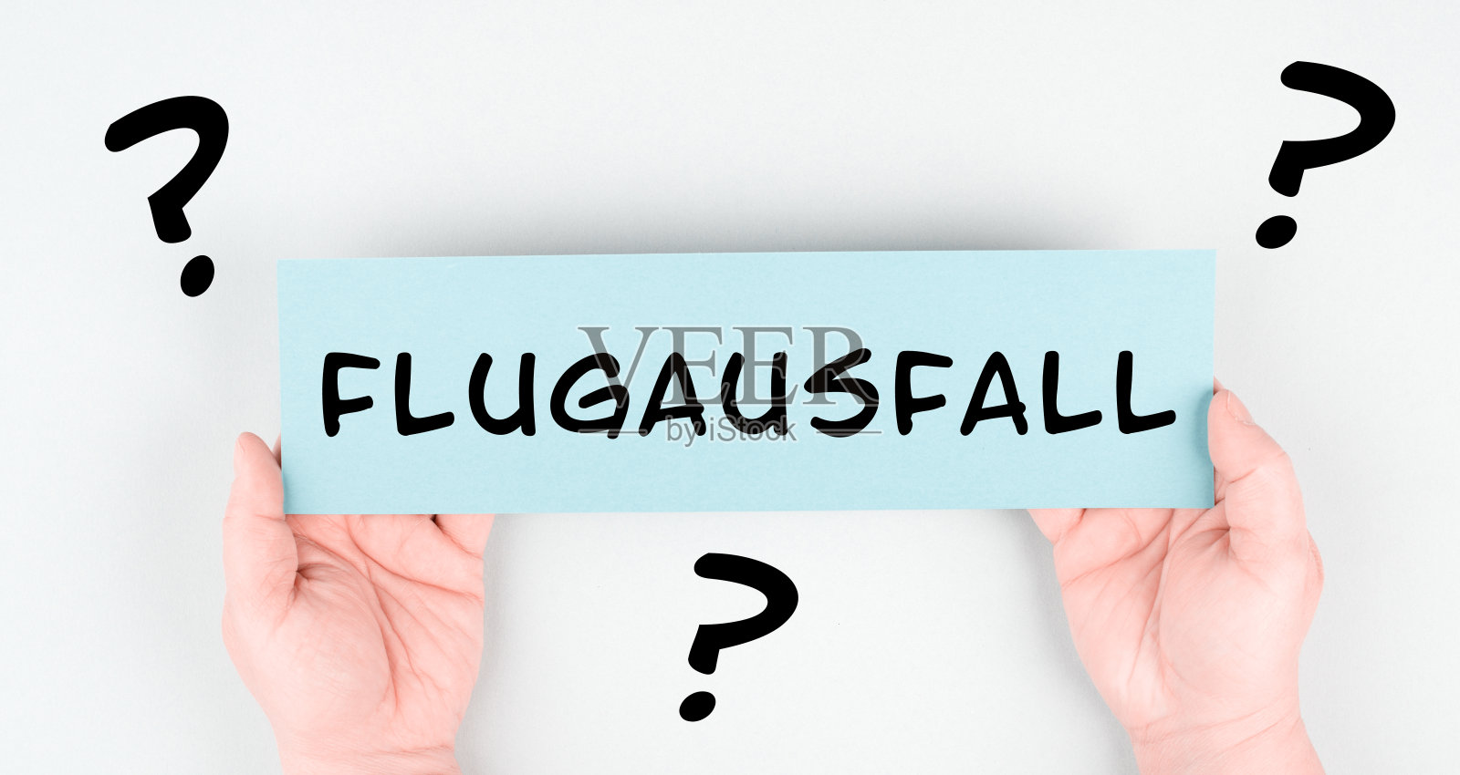 手里拿着飞机，航班取消就站在纸上，机场人手短缺，假期延误照片摄影图片