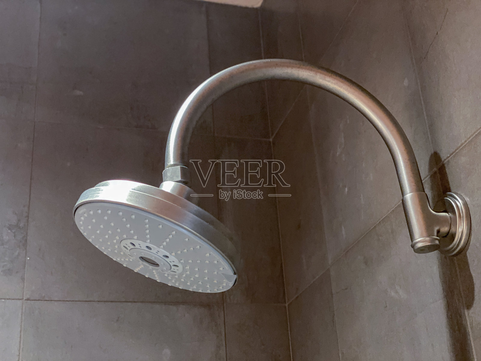 瓷砖淋浴房的现代圆形淋浴头照片摄影图片