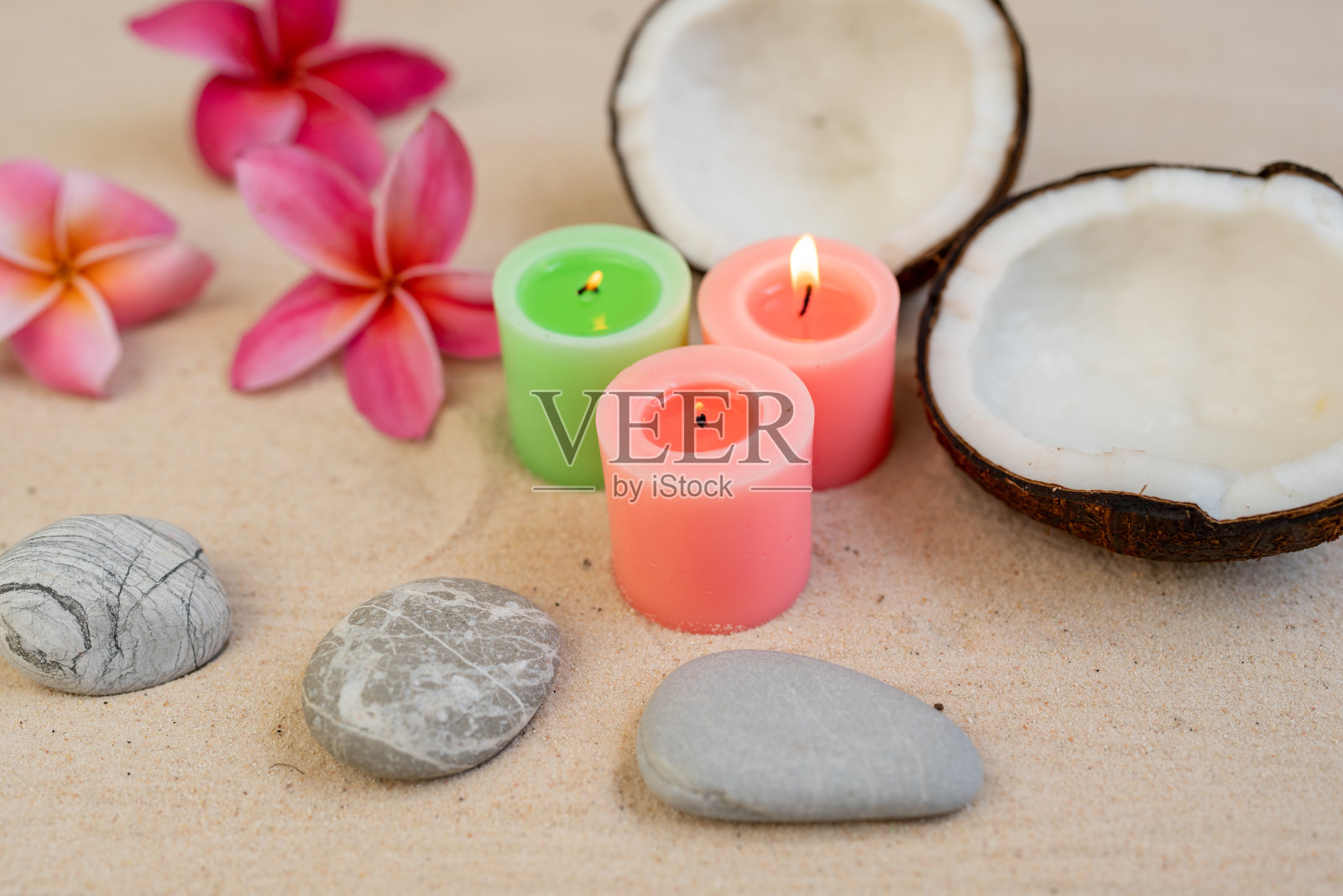 燃烧的蜡烛与椰子和鸡蛋花的背景。照片摄影图片