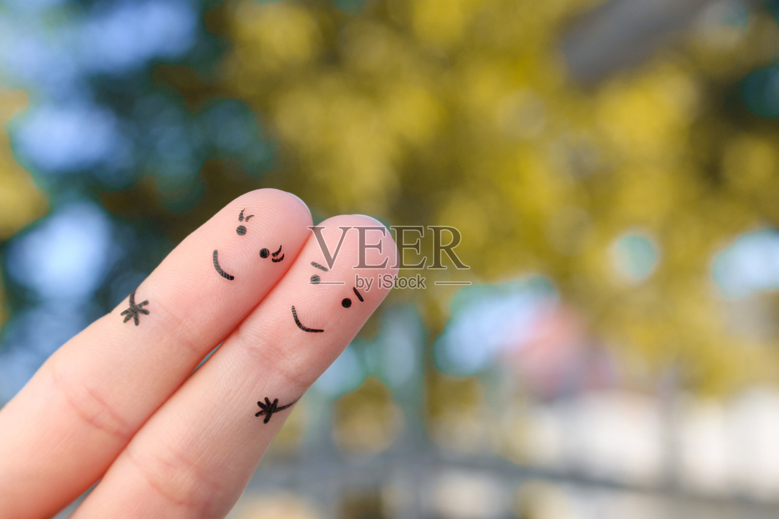 幸福家庭的公园秋日漫步手指画照片摄影图片