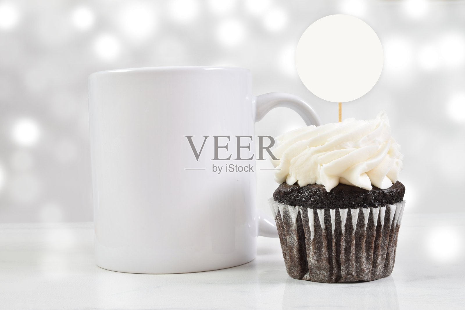 11盎司白咖啡杯和纸杯蛋糕托皮模型照片摄影图片