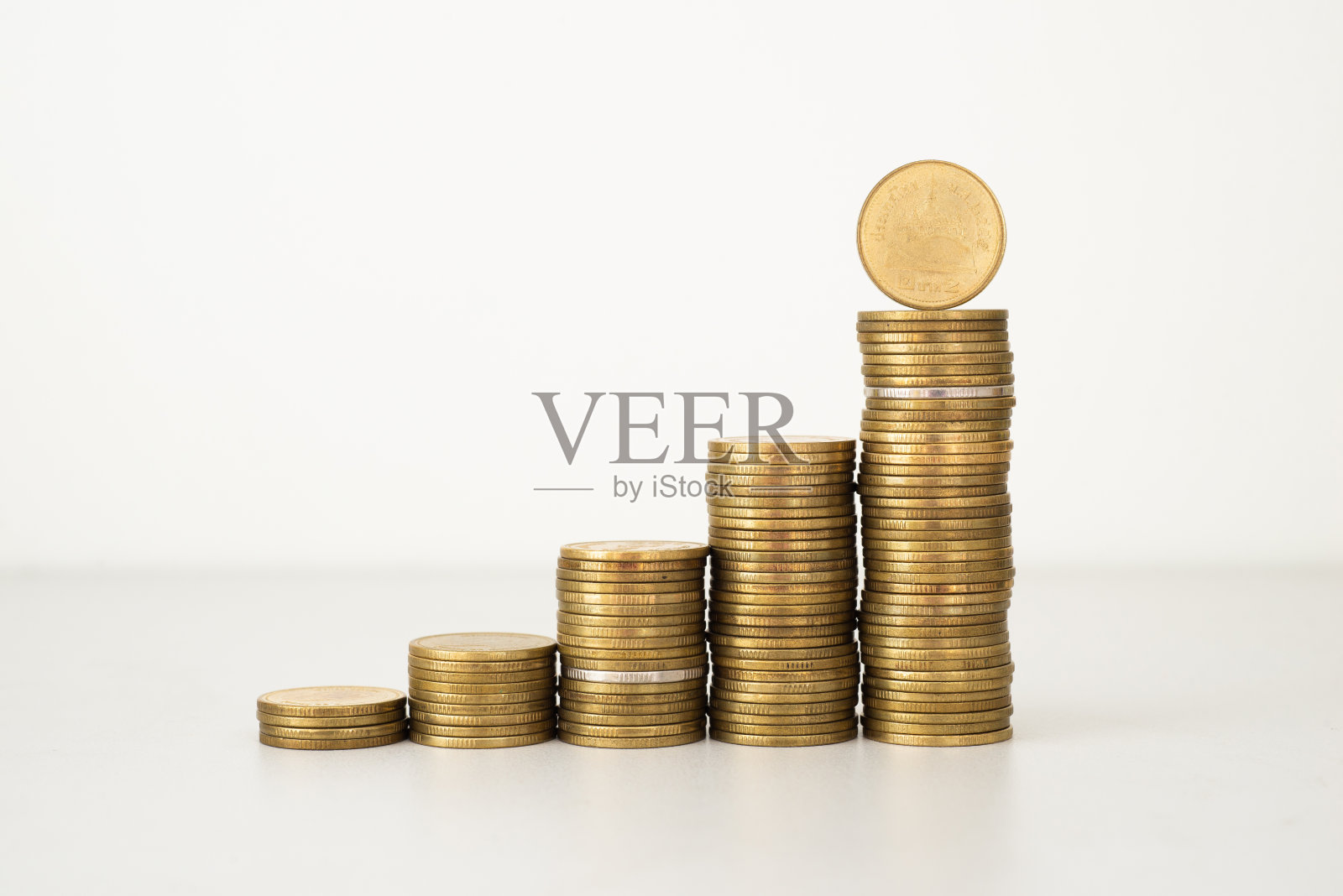 硬币堆叠生长孤立在白色背景。节约资金，金融增长，商业，经济预算和投资理念。照片摄影图片
