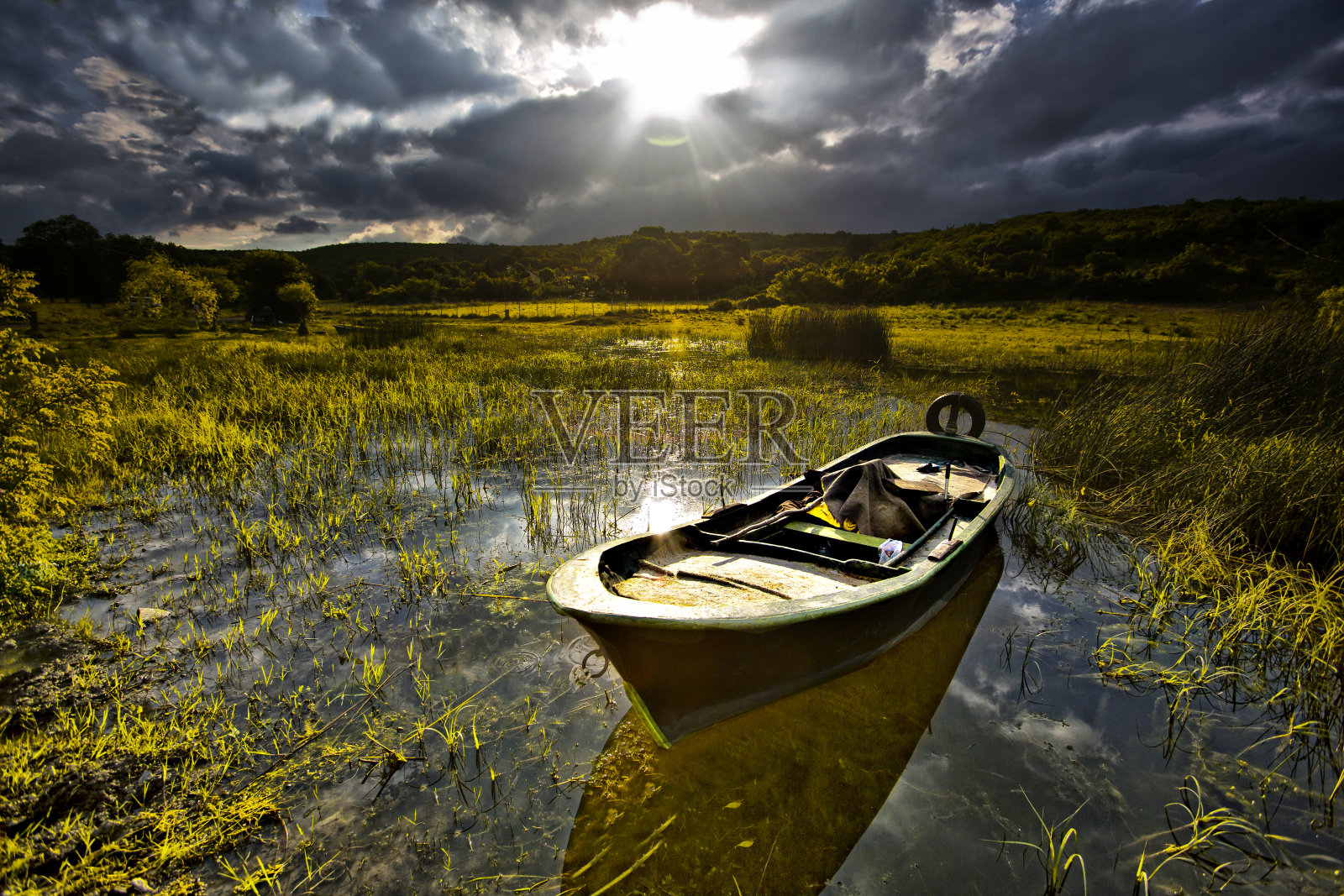 来自世界上最美丽海岸的渔民和他们的船只照片摄影图片