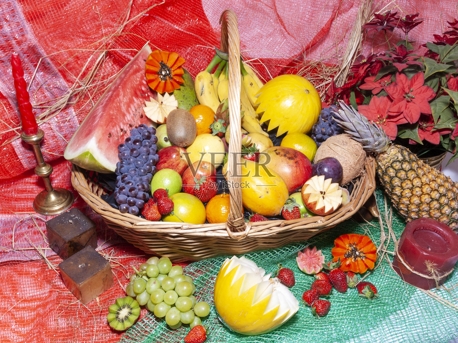 各种水果在一个装饰的篮子。用几个水果装饰的篮子。照片摄影图片
