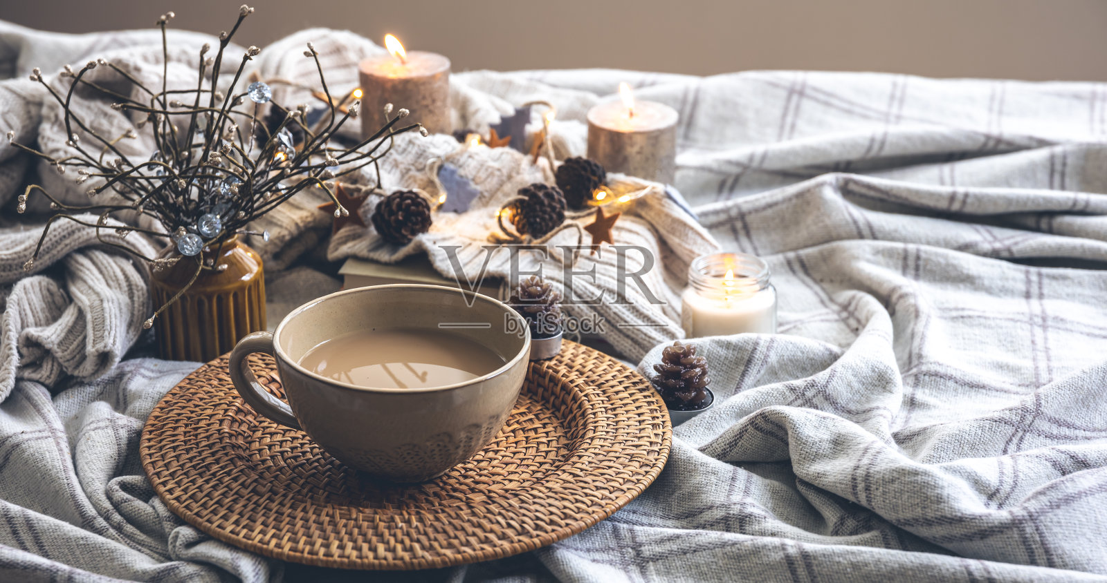 舒适的秋季构图，床上放一大杯咖啡。照片摄影图片