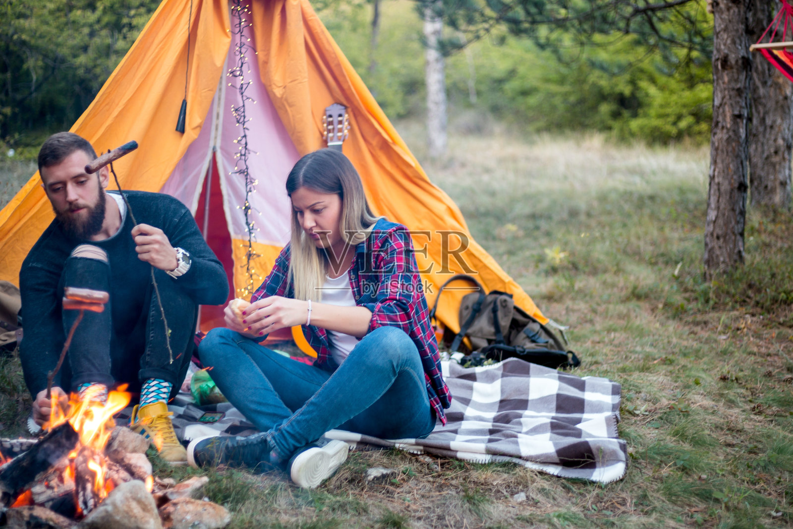 一对游客夫妇在野外篝火旁露营照片摄影图片
