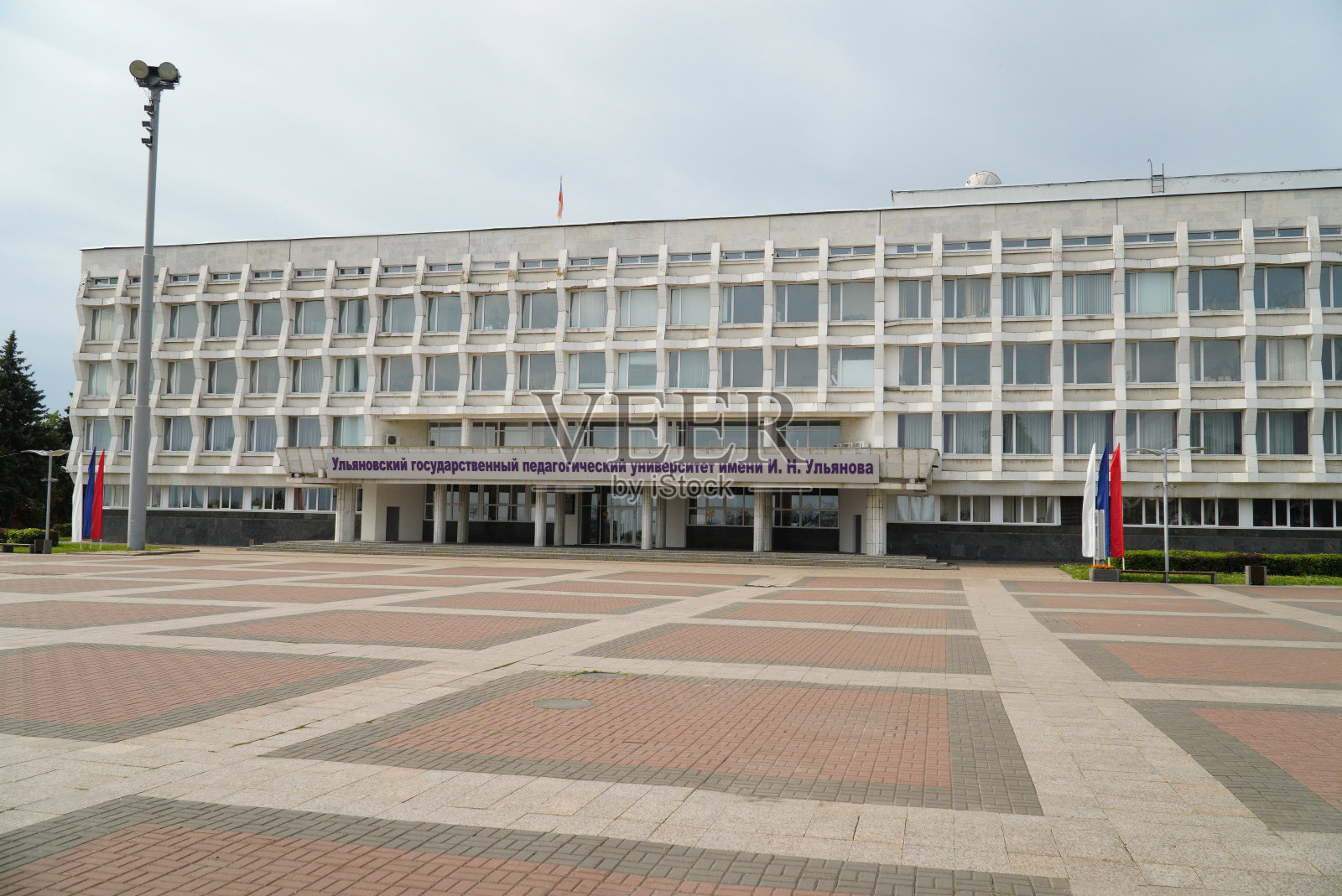乌里扬诺夫斯克国立师范大学主楼。这是一所以乌里扬诺娃命名的师范大学照片摄影图片