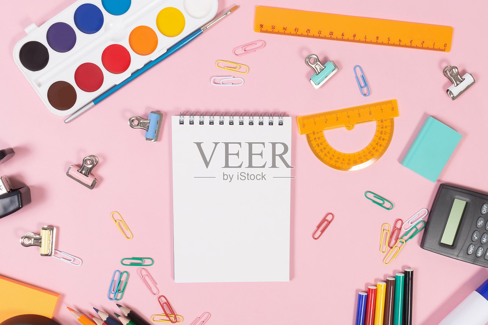 粉红色背景的学校用品。回到学校。教育照片摄影图片