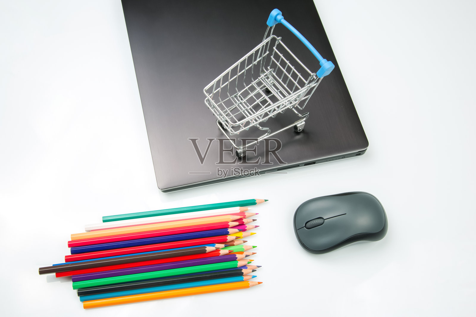购物车模型在笔记本电脑和彩色铅笔的背景照片摄影图片