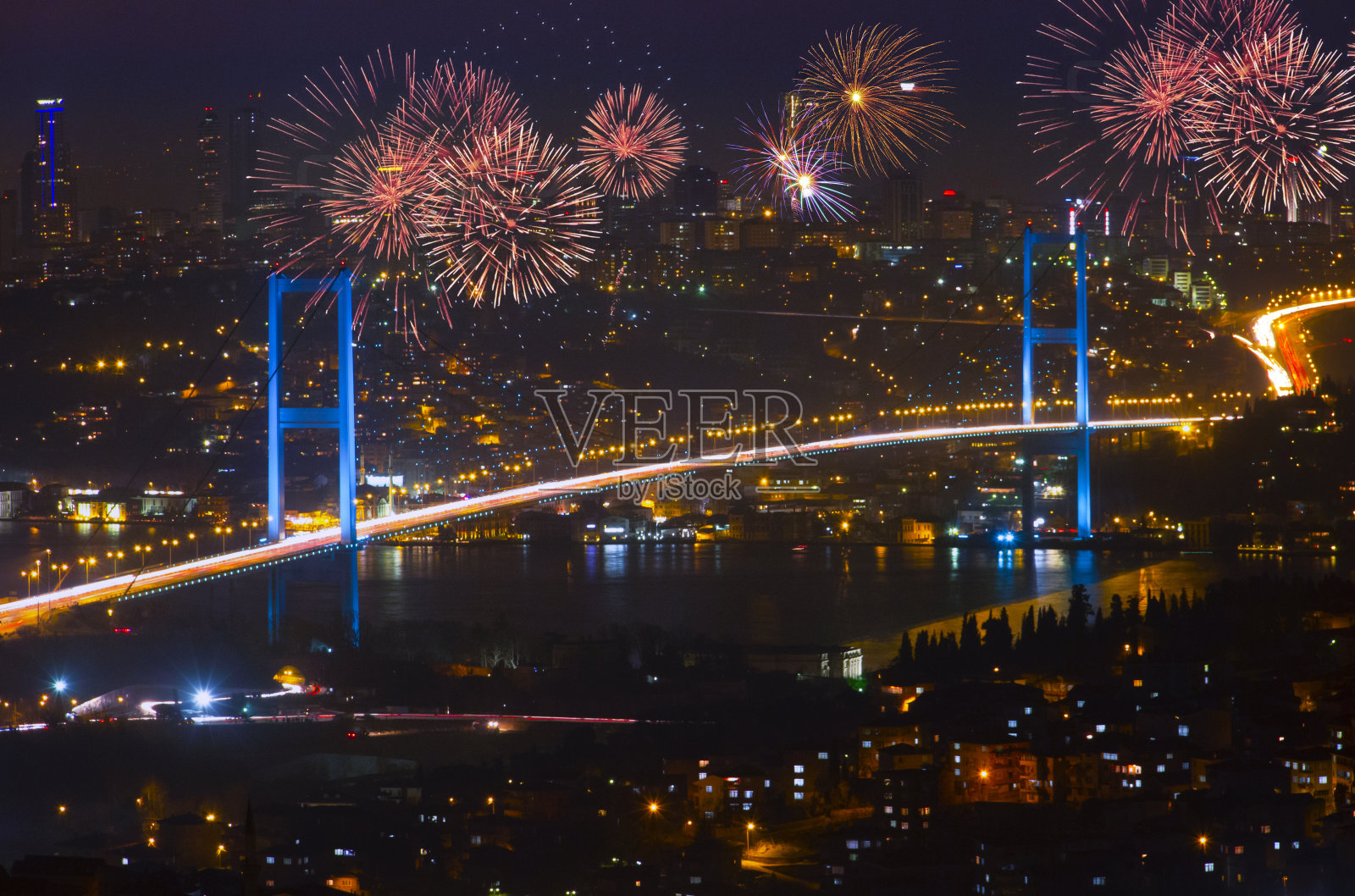 7月15日烈士桥(Temmuz Sehitler Koprusu 15)。伊斯坦布尔博斯普鲁斯大桥的夜晚。伊斯坦布尔,土耳其。照片摄影图片