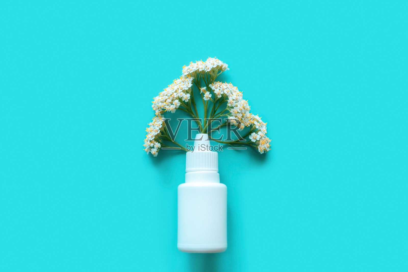 抗组胺药花鼻喷雾剂季节性过敏概念蓝色背景照片摄影图片