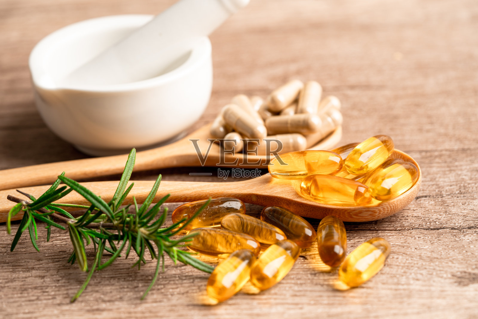 替代药物有机胶囊中草药维生素E欧米茄3鱼油，药物中草药叶片天然补充健康美好的生活。照片摄影图片