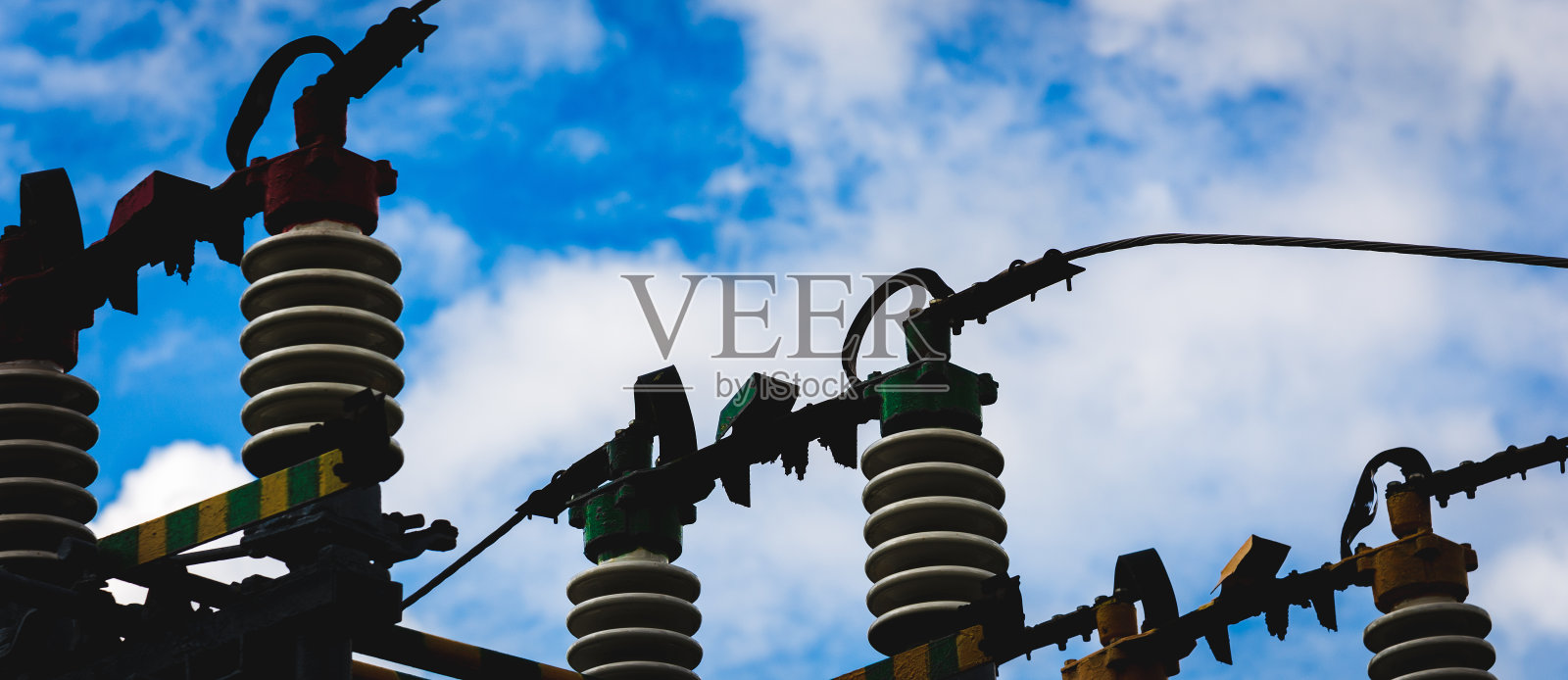 电力输送线路剪影。电厂高压开关设备及设备。蓝天白云夏日。网络横幅,advertisement.Closeup。照片摄影图片