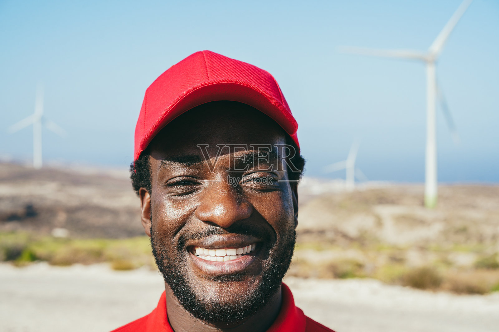 在风车农场工作的非洲工程师照片摄影图片