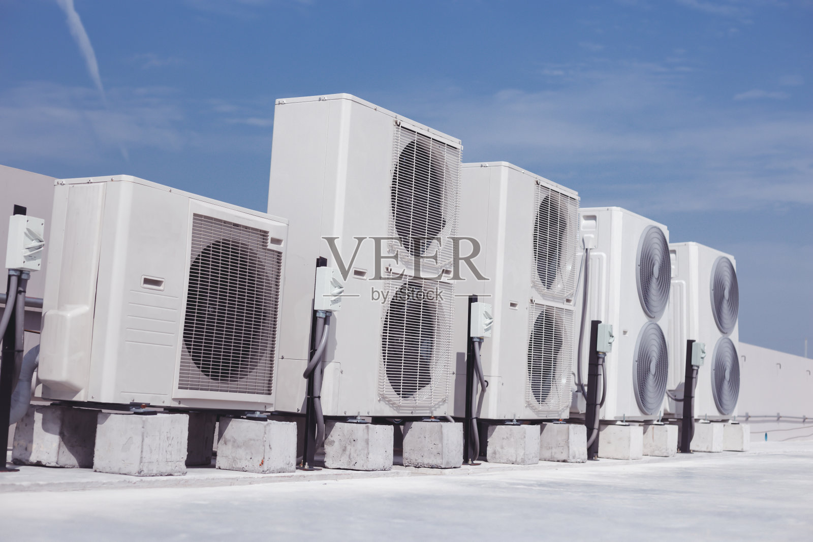 建筑屋顶空调(HVAC)空调制冷压缩机。照片摄影图片