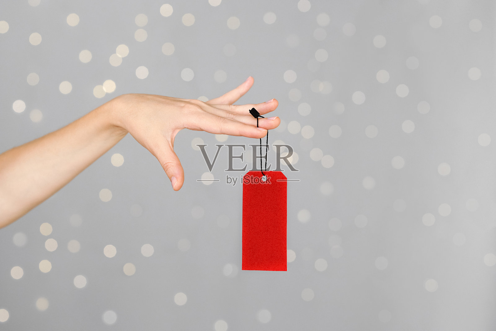 手拿价签照片摄影图片