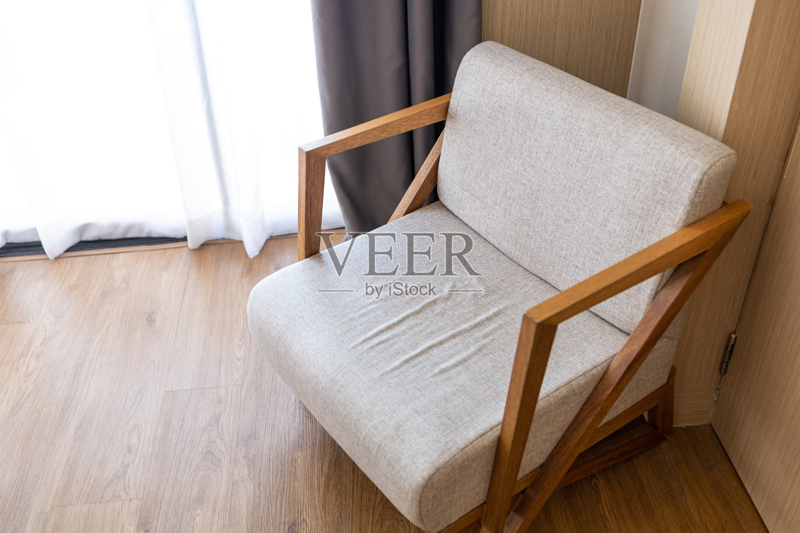 客厅内部的棕色椅子。极简主义的概念。照片摄影图片