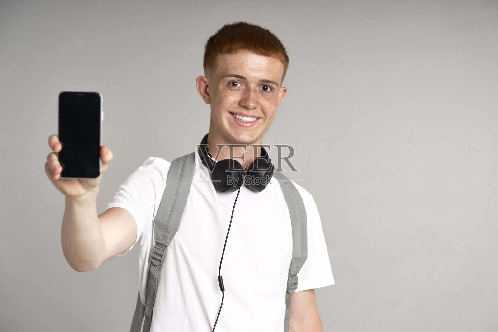 姜男同学拿着并展示手机照片摄影图片