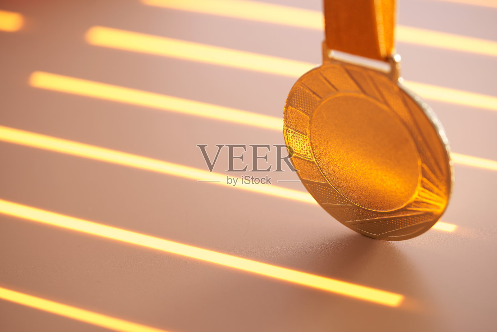 金牌对橙色背景的特写照片摄影图片