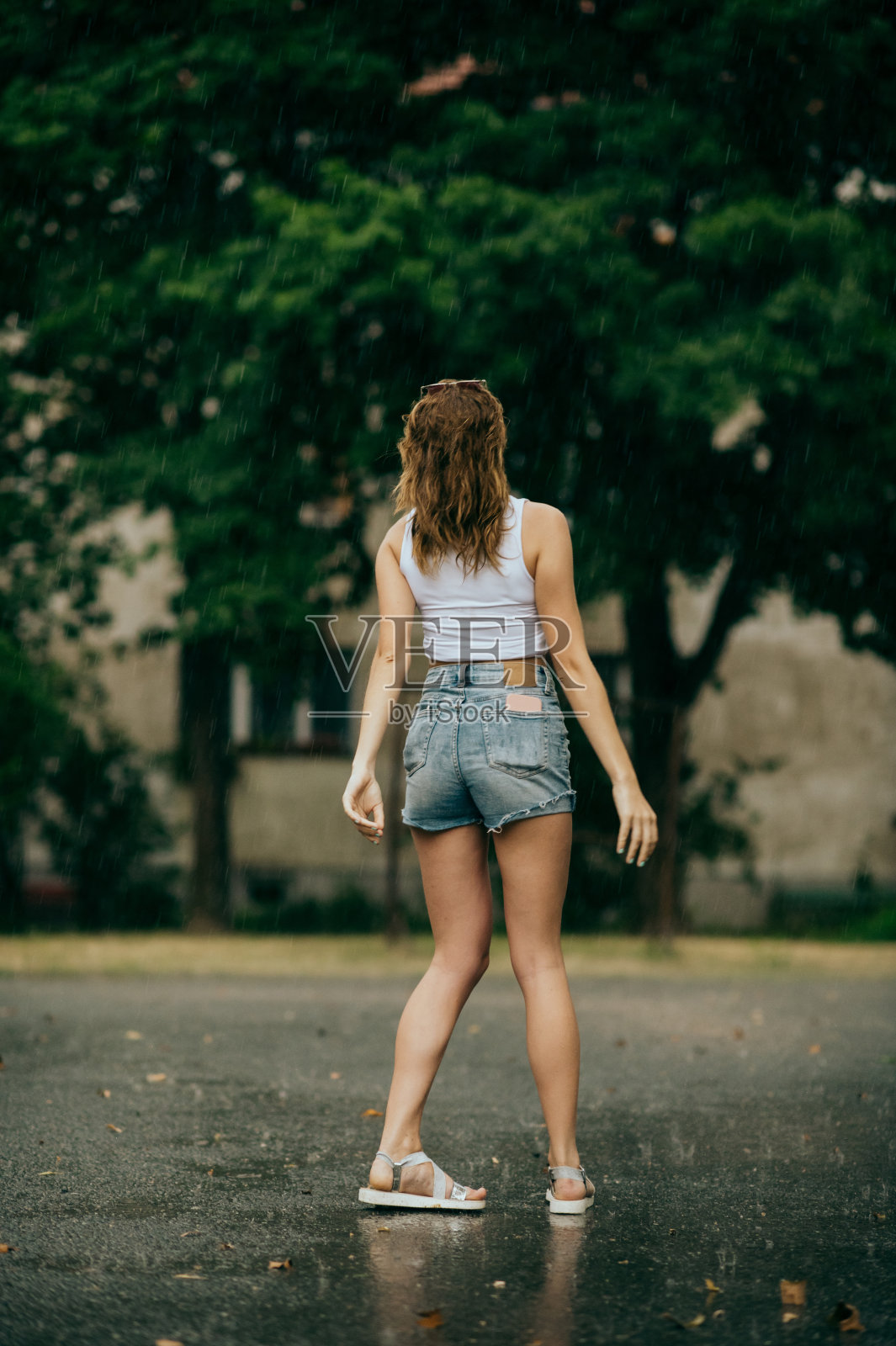 雨中的年轻女子，照片摄影图片