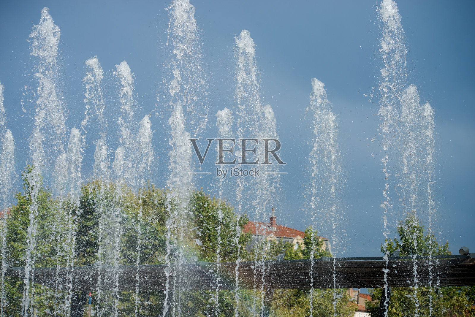 街道上的公共广场喷水照片摄影图片