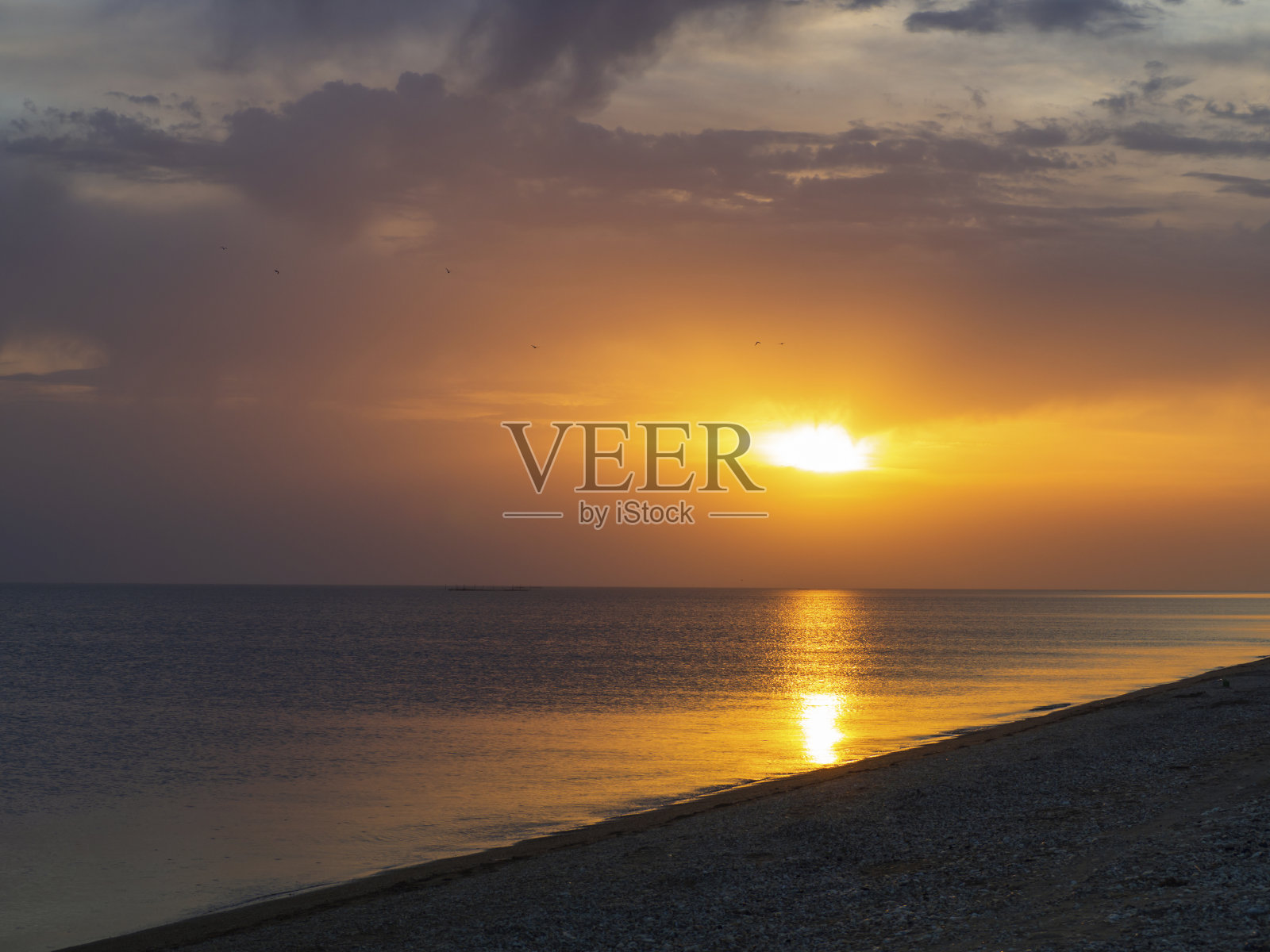 热带海洋日落。照片摄影图片