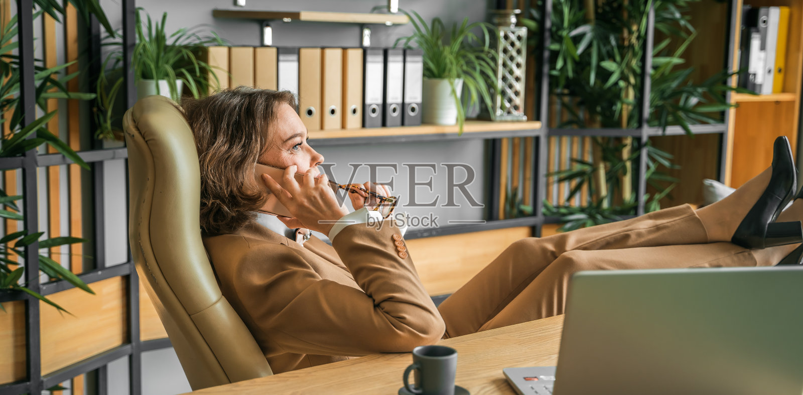 自信时尚成熟的中老年在职女性。总经理、首席执行官。年长的资深女商人，60多岁的西装女士，执行商业领袖。企业家的事业。银行会计工作照片摄影图片