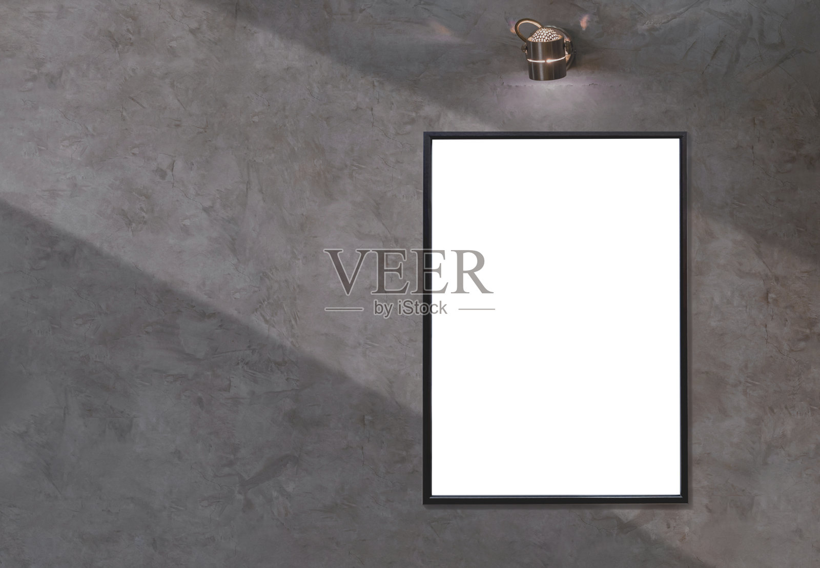 复古风格的阁楼水泥墙面上空白相框与壁灯的光影照片摄影图片