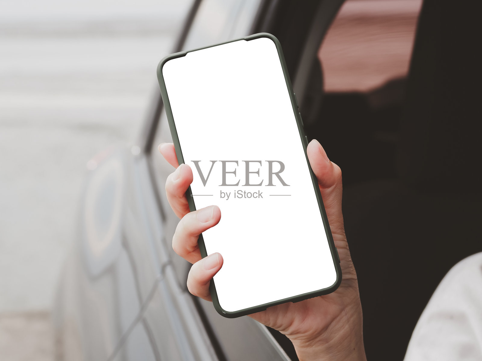 女孩拿着一个白色屏幕的智能手机照片摄影图片