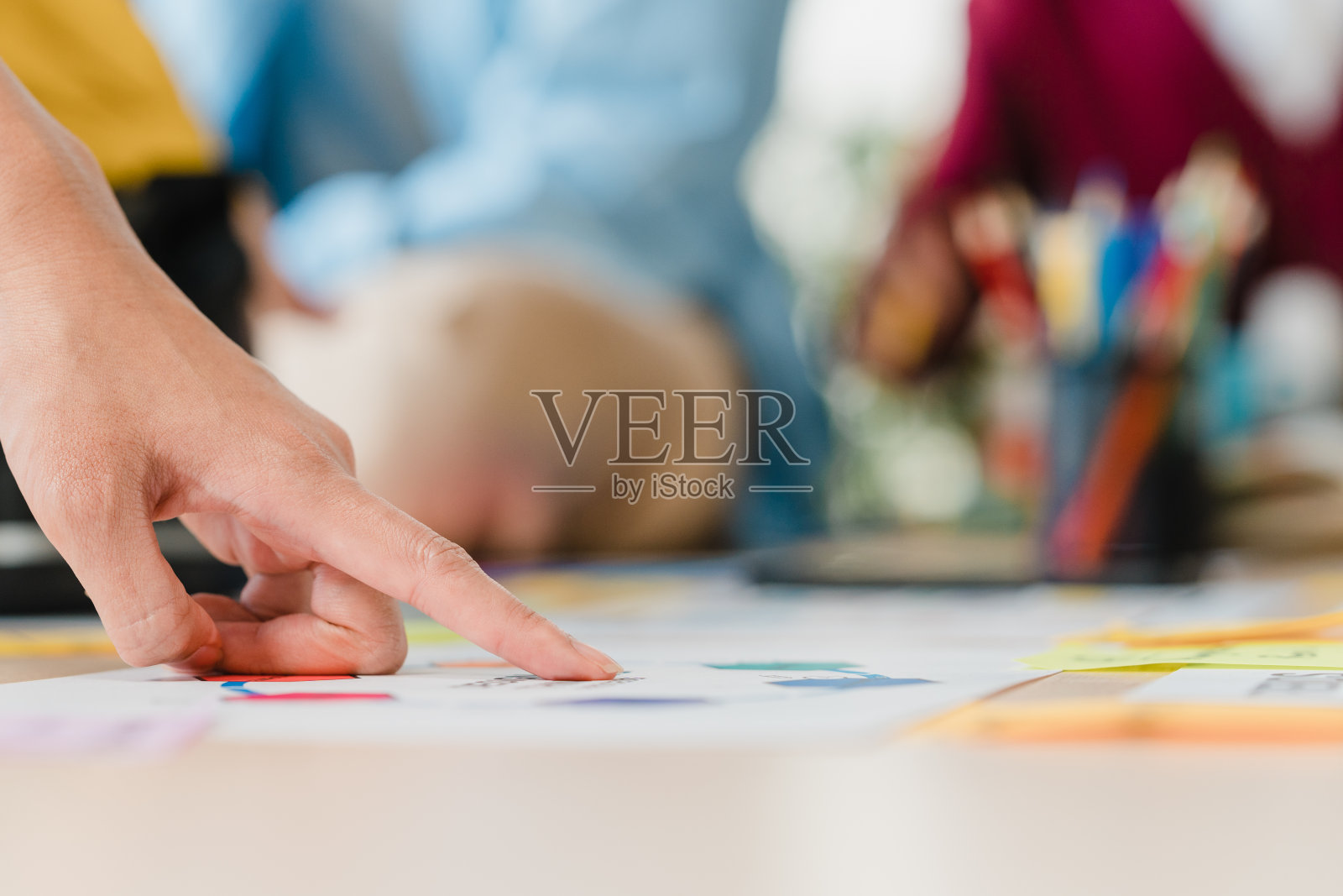 亚洲商人和商业女性会议头脑风暴的创意网页设计规划应用和开发模板布局的手机项目一起在办公室工作。照片摄影图片