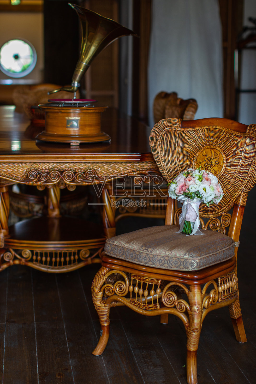 彩色婚礼花束放在复古椅子上照片摄影图片