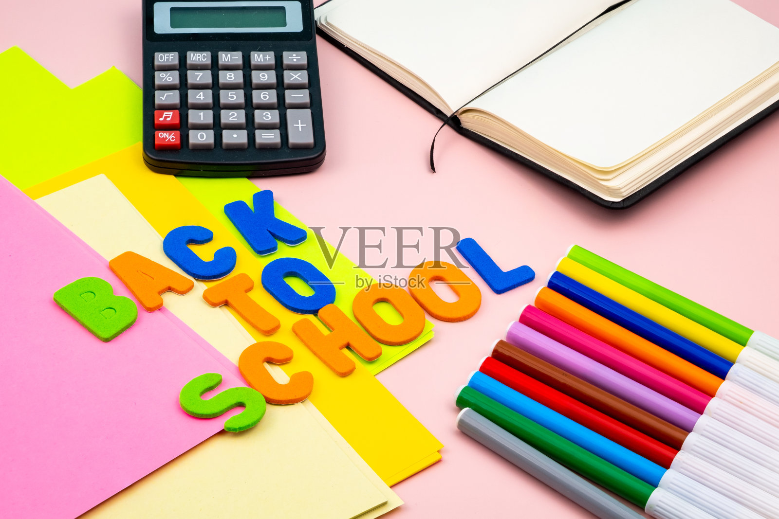 回到学校信件，学校用品放在粉红色的桌子上。照片摄影图片