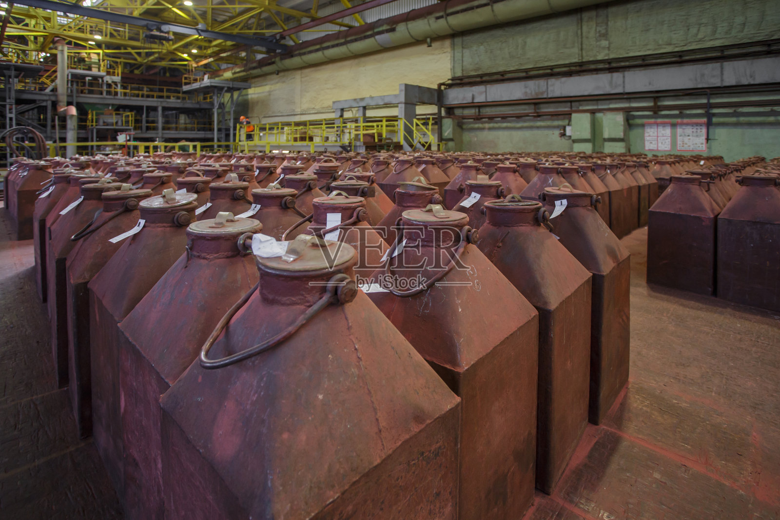 用纯铜粉的容器。照片摄影图片