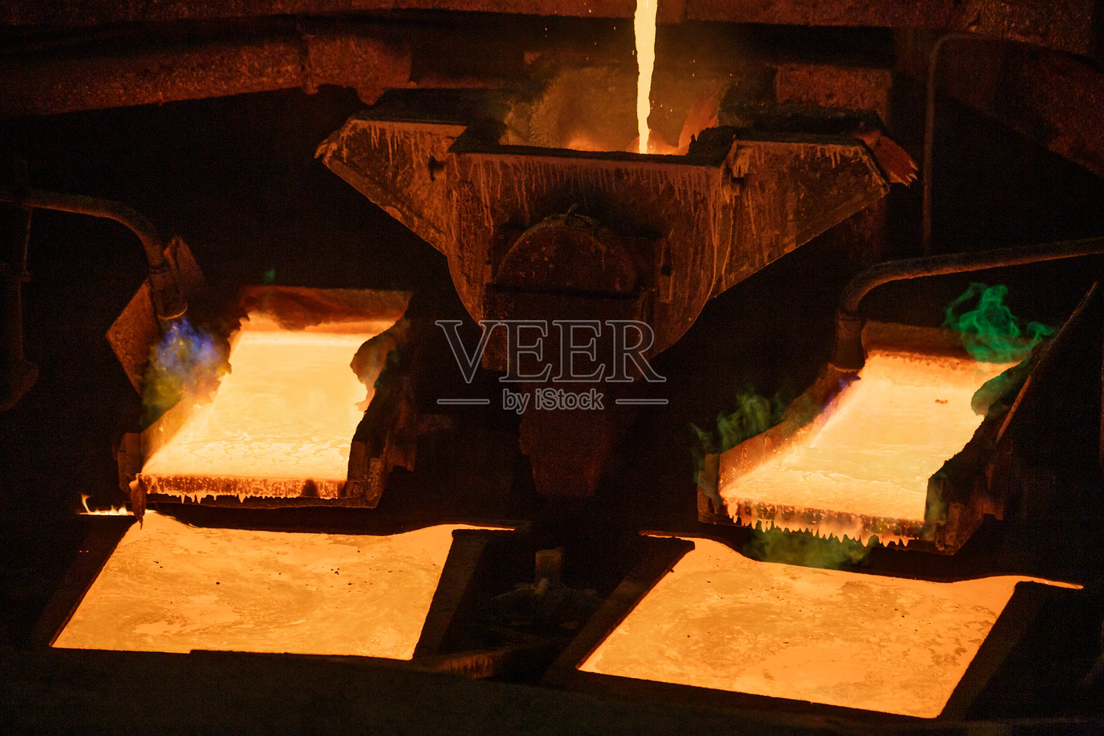 注入模具的热铜液。照片摄影图片